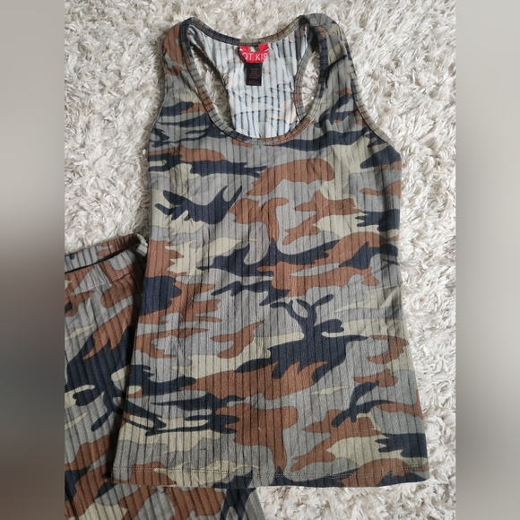 Hot Kiss Camo Outfit - Picture 2 of 4